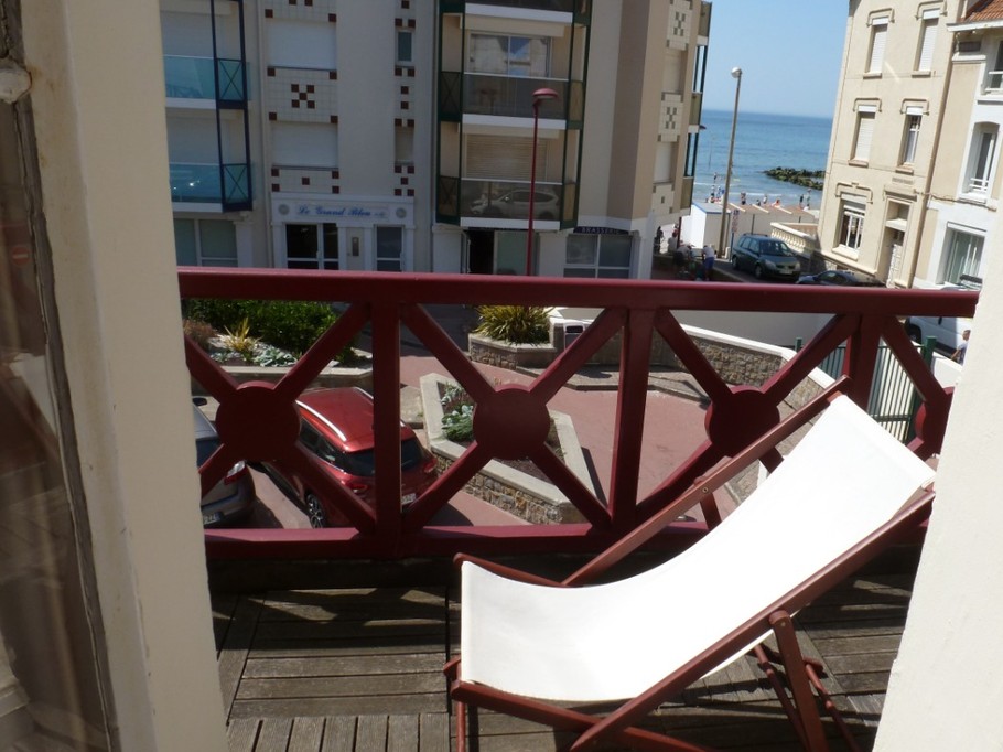Balcon bain de soleil au 1er étage (vue mer avec sur la droite les rochers de la "mare" aux enfants)