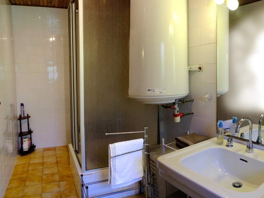 Bathroom with washbasin, shower cubicle and WC