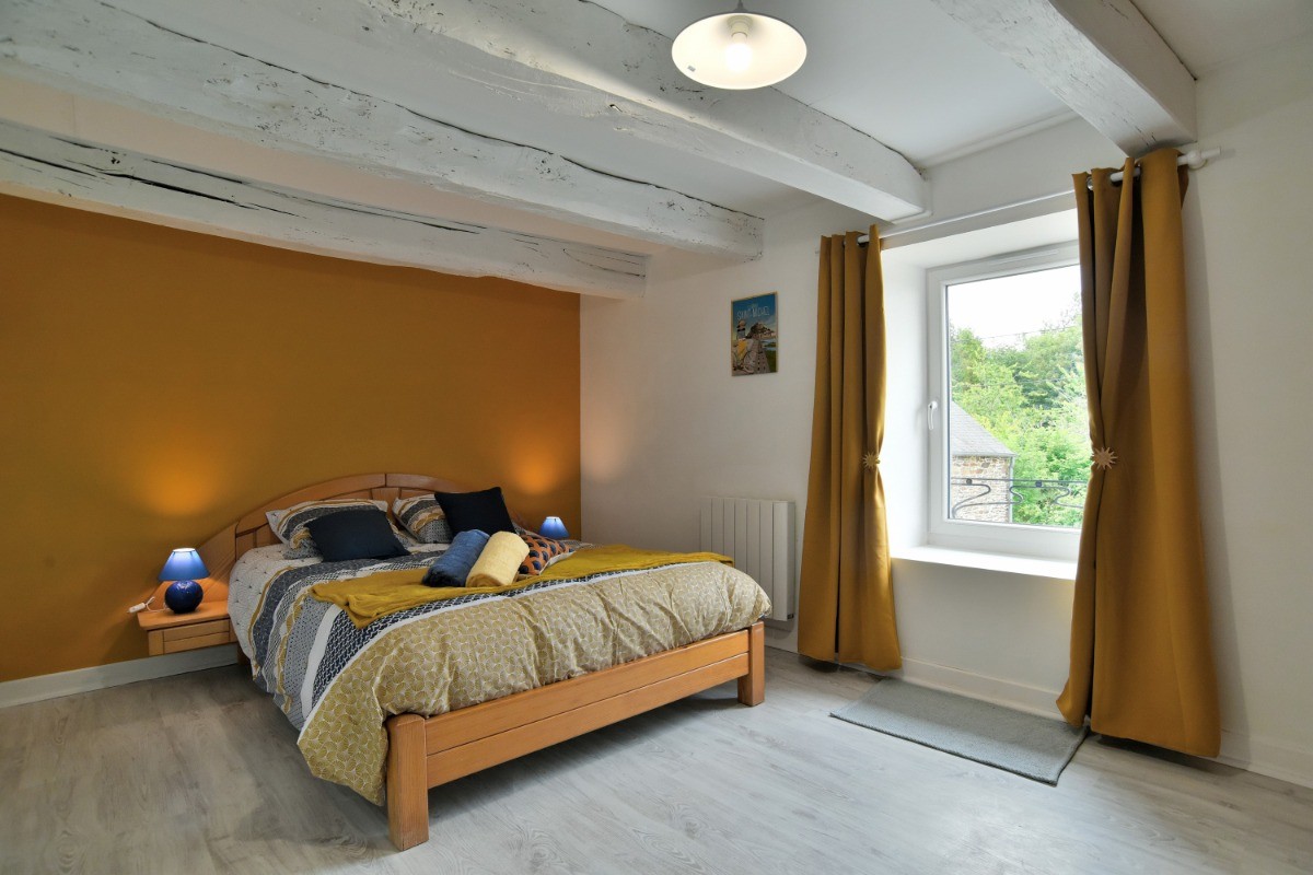 Chambre "Safran" pour 2 personnes (lit 140x190 cm)