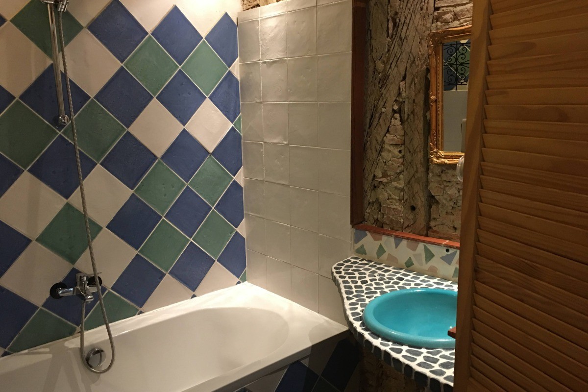 Salle de bains avec baignoire