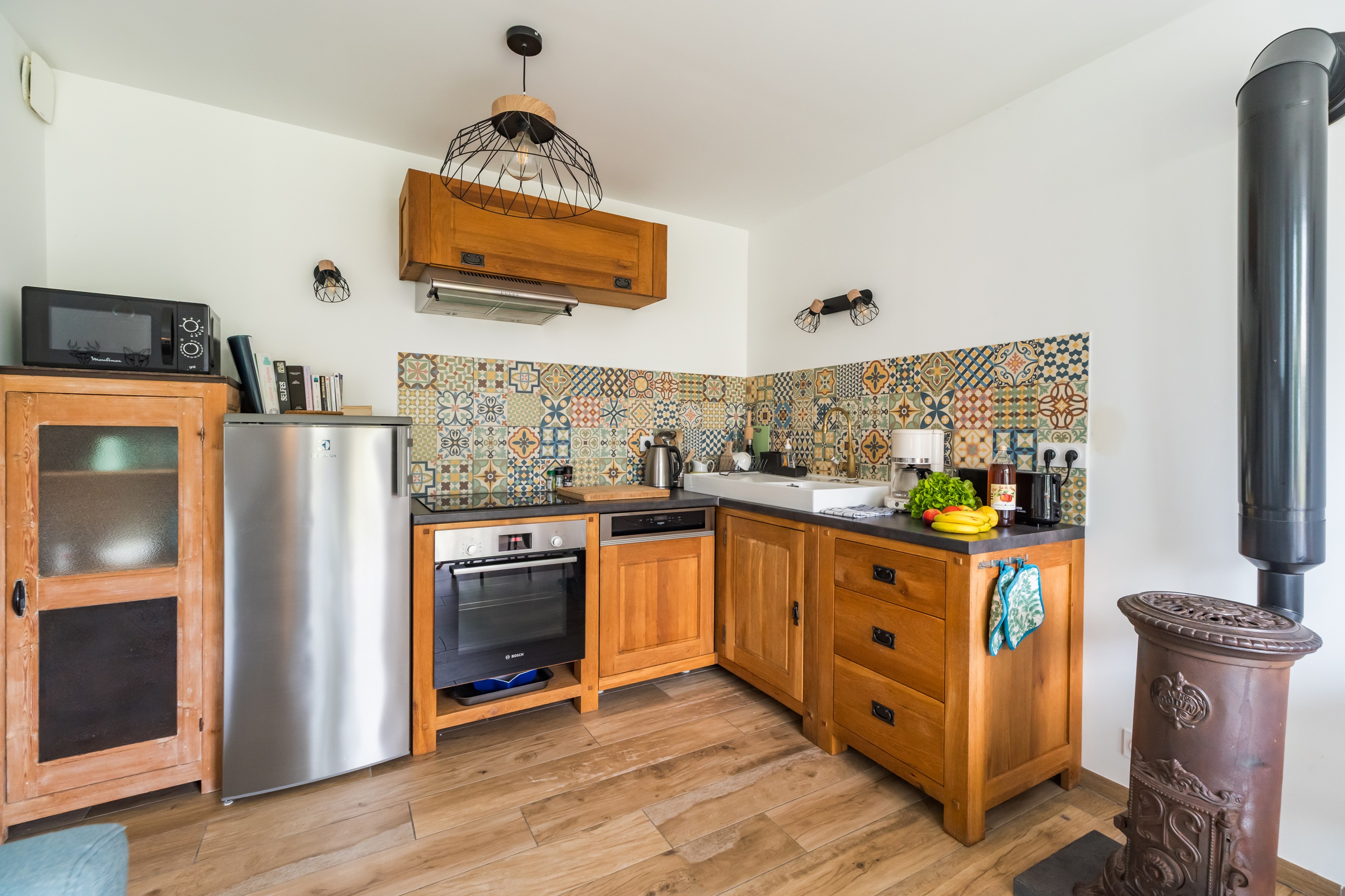 TROADEC holiday rentals in Clévacances, Trévou-Tréguignec and Trestel: ground-floor living room and kitchen