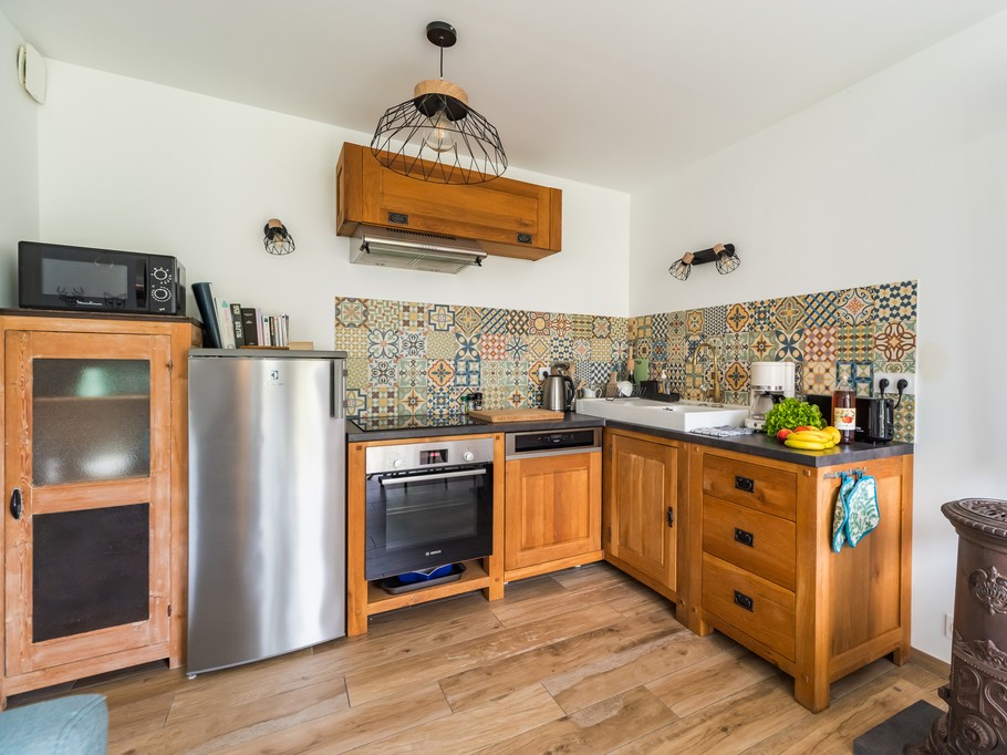 TROADEC holiday rentals in Clévacances, Trévou-Tréguignec and Trestel: ground-floor living room and kitchen