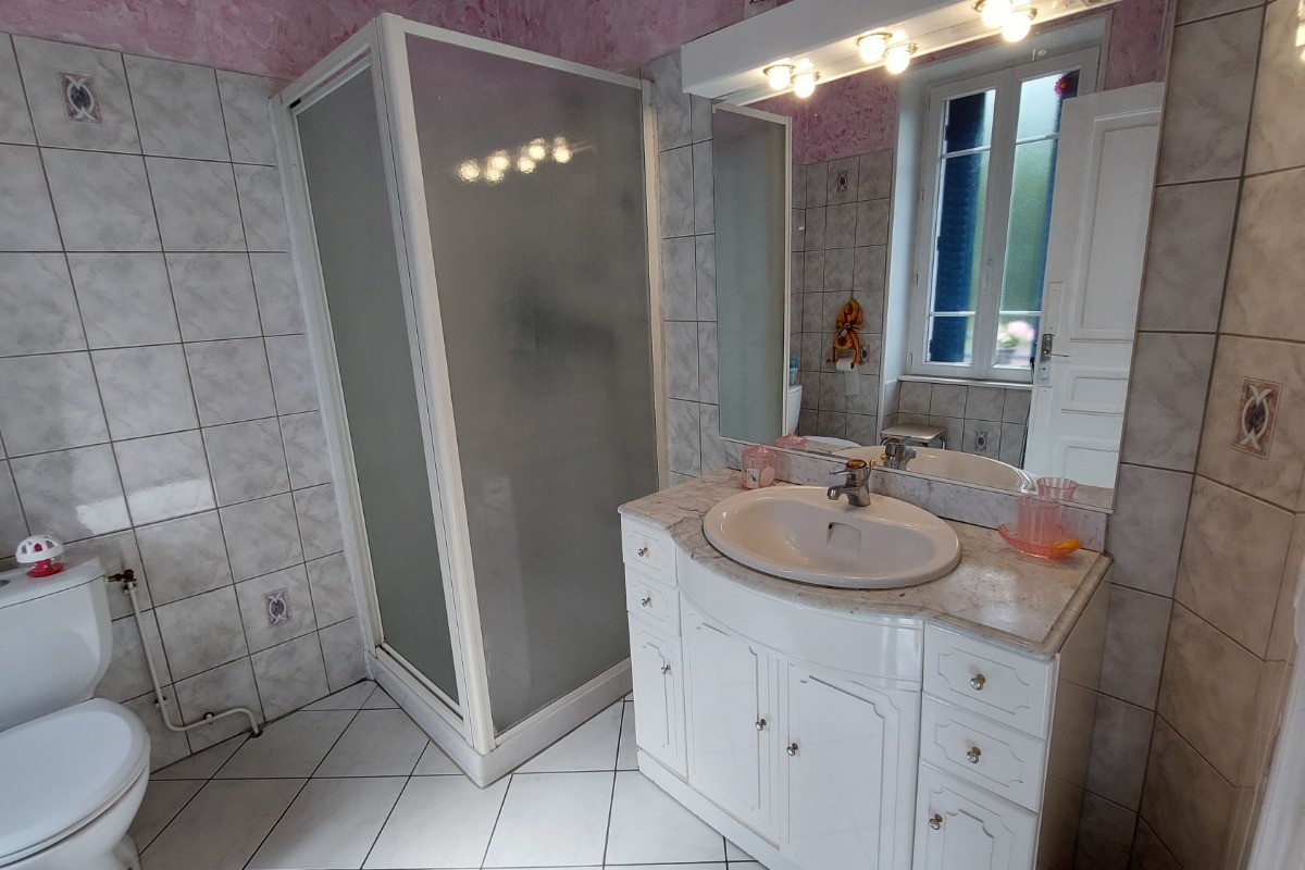 La salle de bain située au rez de chaussée