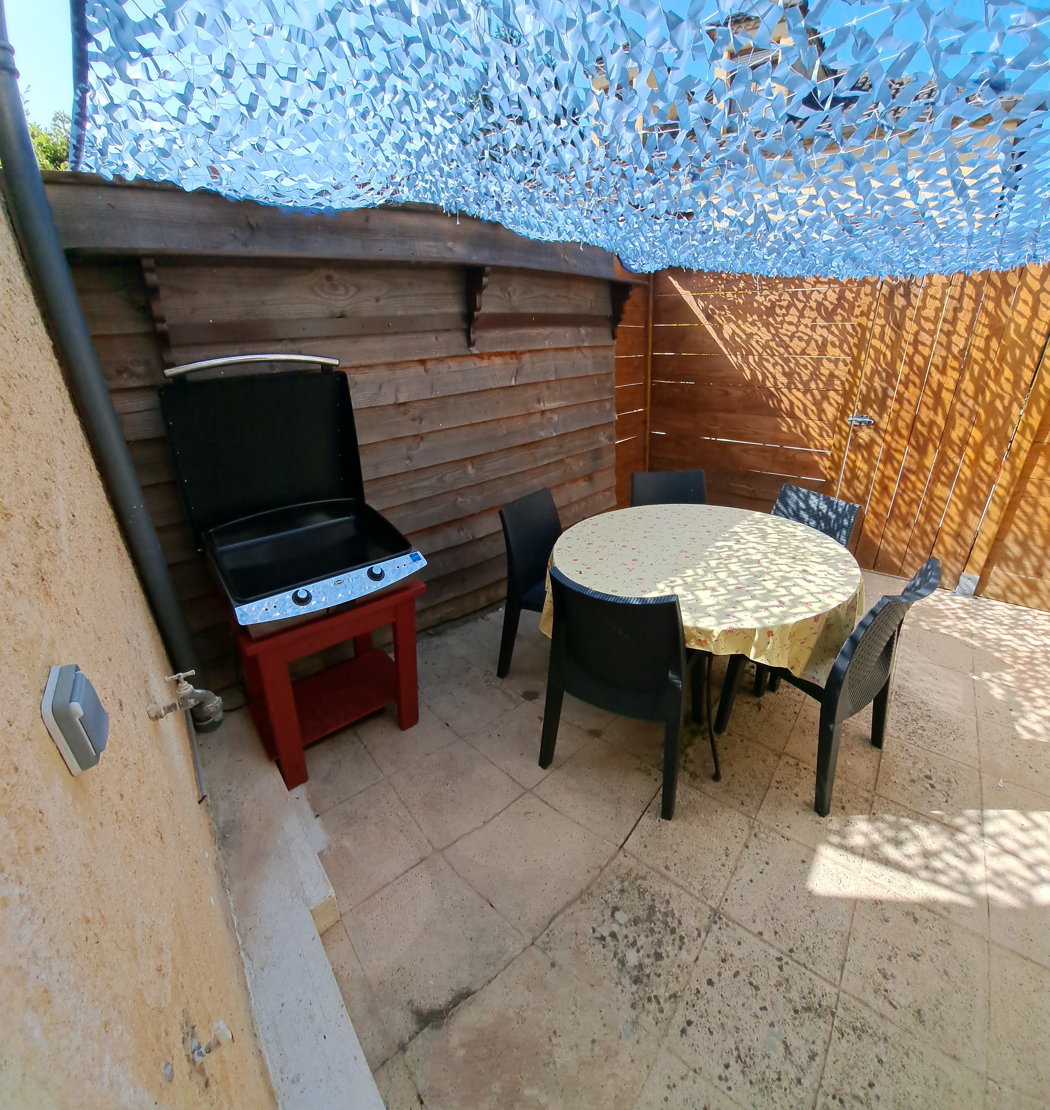 Petite cour avec table extérieure et plancha