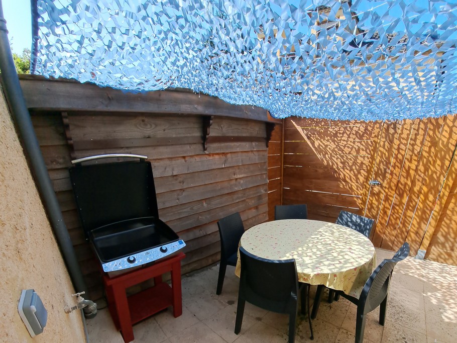 Petite cour avec table extérieure et plancha
