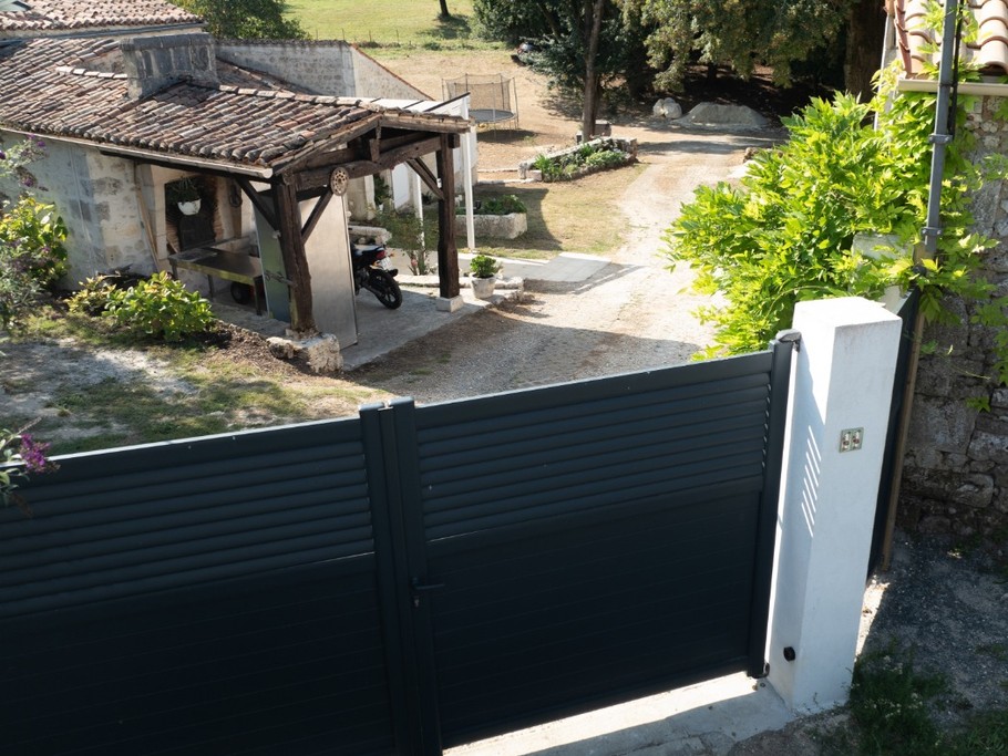 Entrée sur la propriété Les Côteaux de Pilauzin, près du Château de La Roche Courbon en Charente maritime