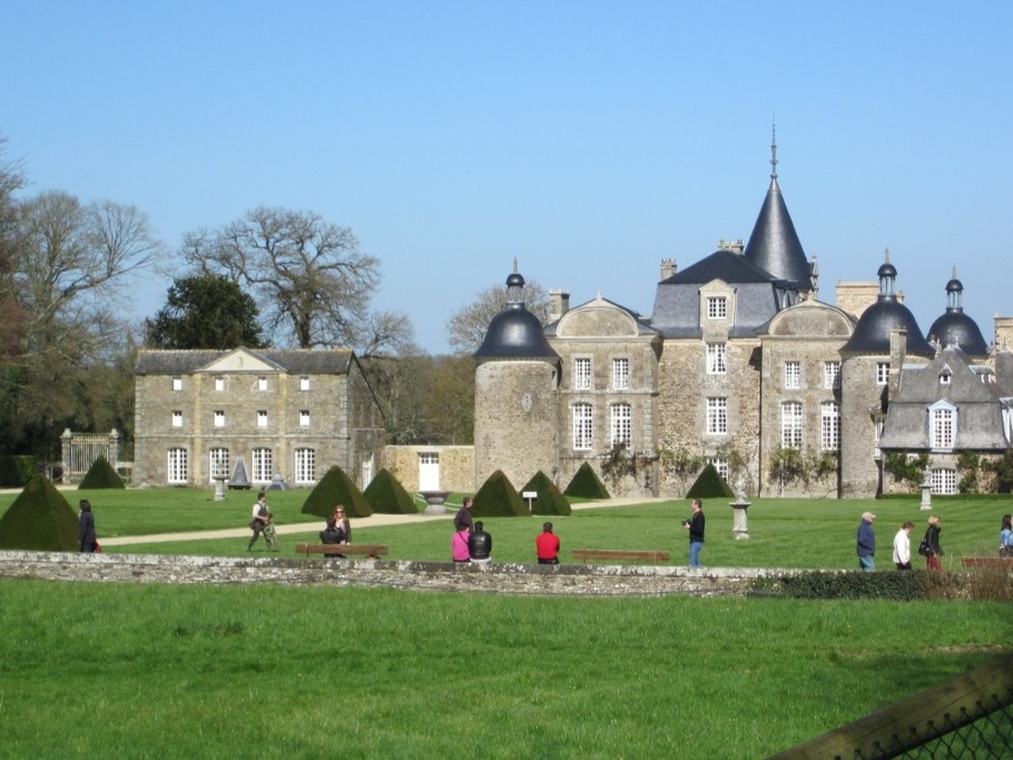 La Bretagne est reconnue pour ses édifices religieux et le centre Bretagne ne déroge pas à cette règle. Profitez de votre séjour au Val de Landrouët pour découvrir des petits bijoux architecturaux loin de l’agitation touristique.