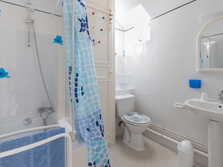 Salle de bains/WC, particulièrement lumineuse (baignoire en 120 cm)