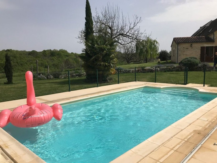 piscine privée de 32m2, au sel, chauffée, et sécurisée par un volet roulant