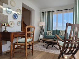 Le Cain, location de vacances, Clévacances, séjour-salon cuisine RDC