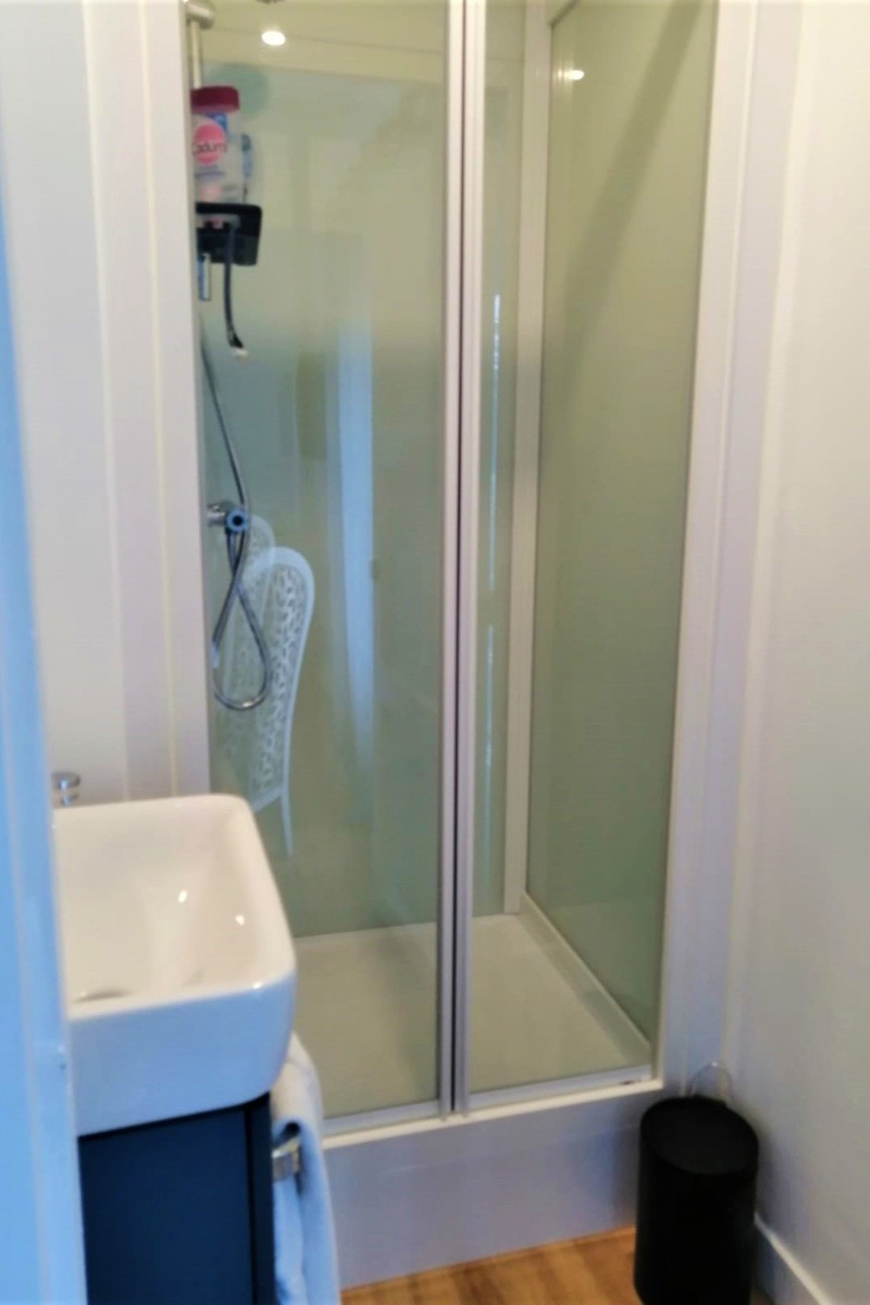 Salle d'eau avec douche à l'étage, communicante avec 1 chambre.