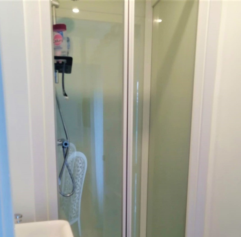 Salle d'eau avec douche à l'étage, communicante avec 1 chambre.