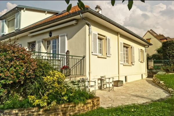 plein sud vue sur les fenêtres du séjour, chambre et cuisine.