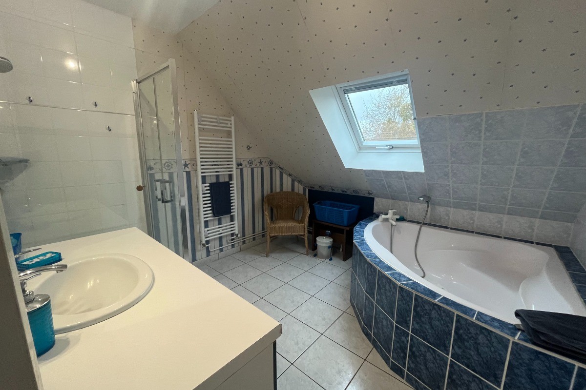Salle de bain  (Grande douche & BAIGNOIRE D'ANGLE)