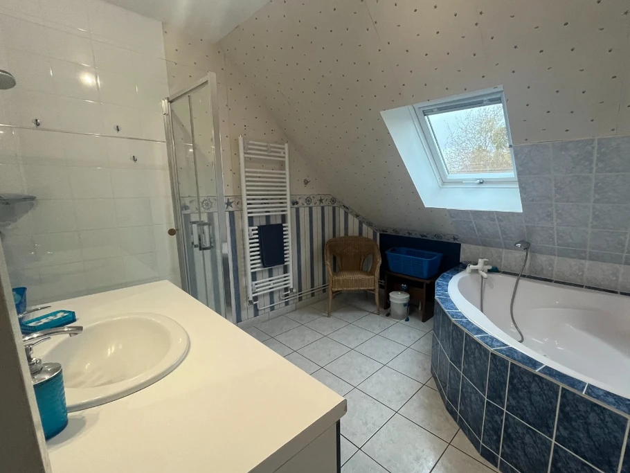 Salle de bain (Grande douche & BAIGNOIRE D'ANGLE)