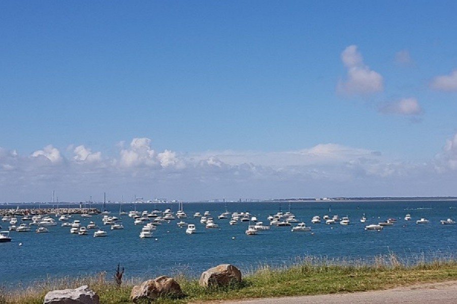 Pont de Saint-Nazaire et chantiers de l'Atlantique construction paquebots en arrière-plan
