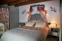 Gîte La Grimaudière avec piscine chauffée 2500m2 de terrain entre Lyon et Grenoble