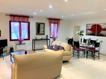 Gite disponible dans un domaine à 7km de Montpellier avec piscine et climatisation