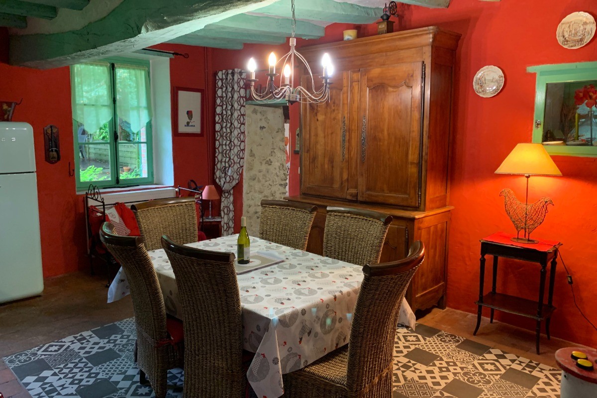 Second séjour avec jeux vintage (babyfoot, flipper, jeux d'arcade). Canapé-lit convertible pour 2 personnes (140x190 cm). Dessert la cuisine à gauche, le salon à droite, les chambres à l'étage.