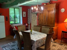 Second séjour avec jeux vintage (babyfoot, flipper, jeux d'arcade). Canapé-lit convertible pour 2 personnes (140x190 cm). Dessert la cuisine à gauche, le salon à droite, les chambres à l'étage.