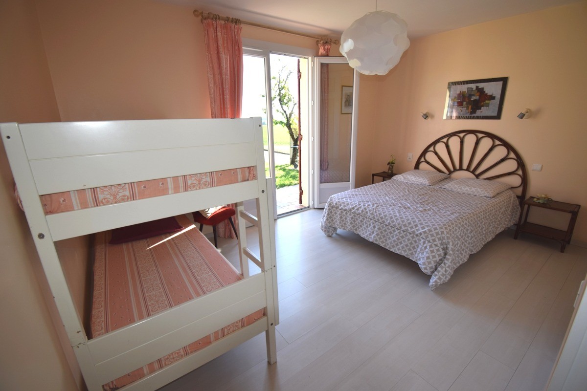 La chambre familiale avec 1 lit en 140 et 2 lits superposés