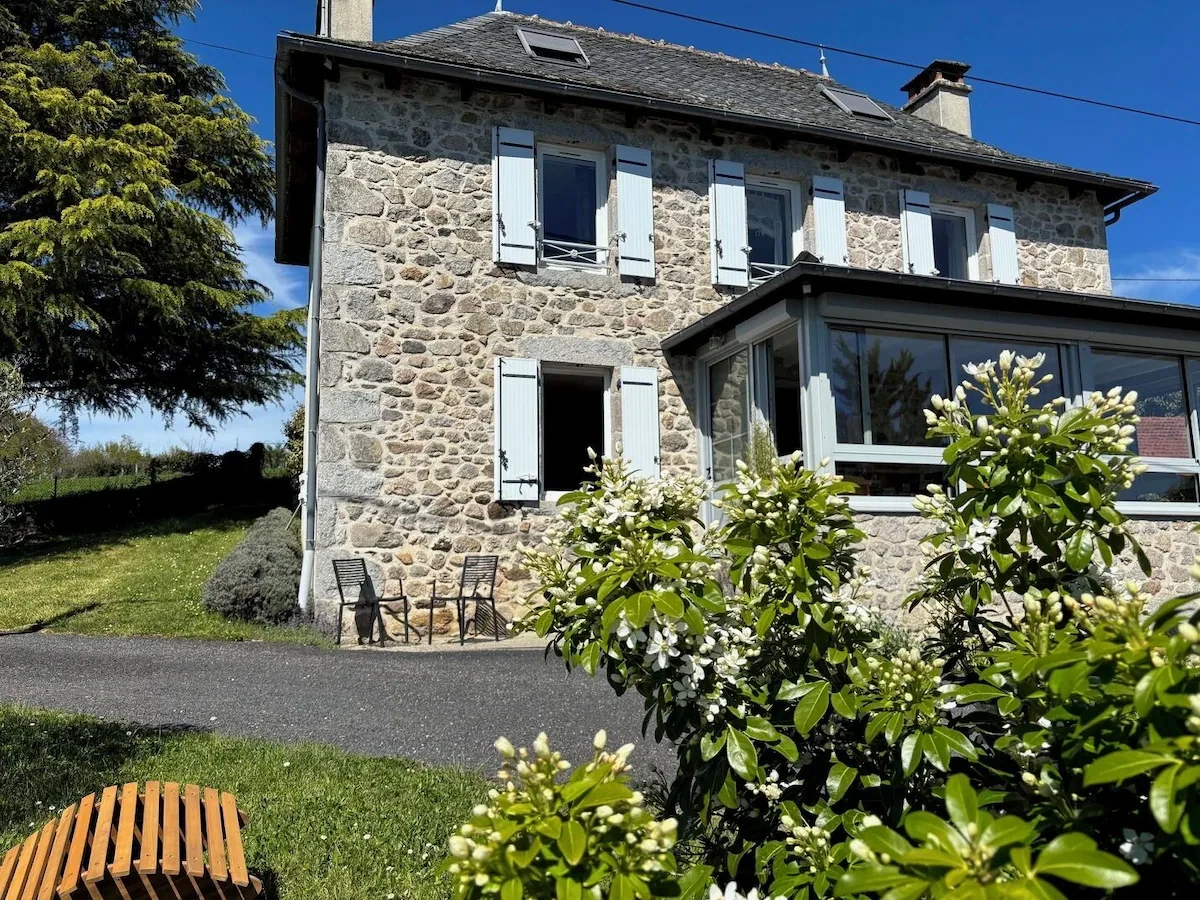 character gîte in a quiet location not overlooked Cantal
