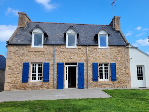 Location, 4/6 personnes à TREBEURDEN à 5 minutes PLAGE - 10 minutes PERROS-GUIREC - COTES D'ARMOR - BRETAGNE - façade maison