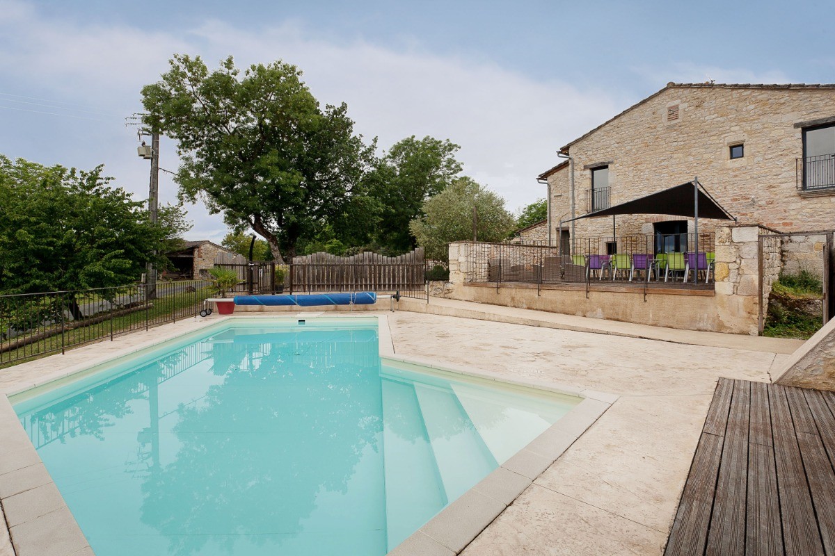 La piscine et sa terrasse