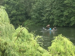 Les pêcheurs ont attrapé un gros silure devant le gîte (voir dans la barque)