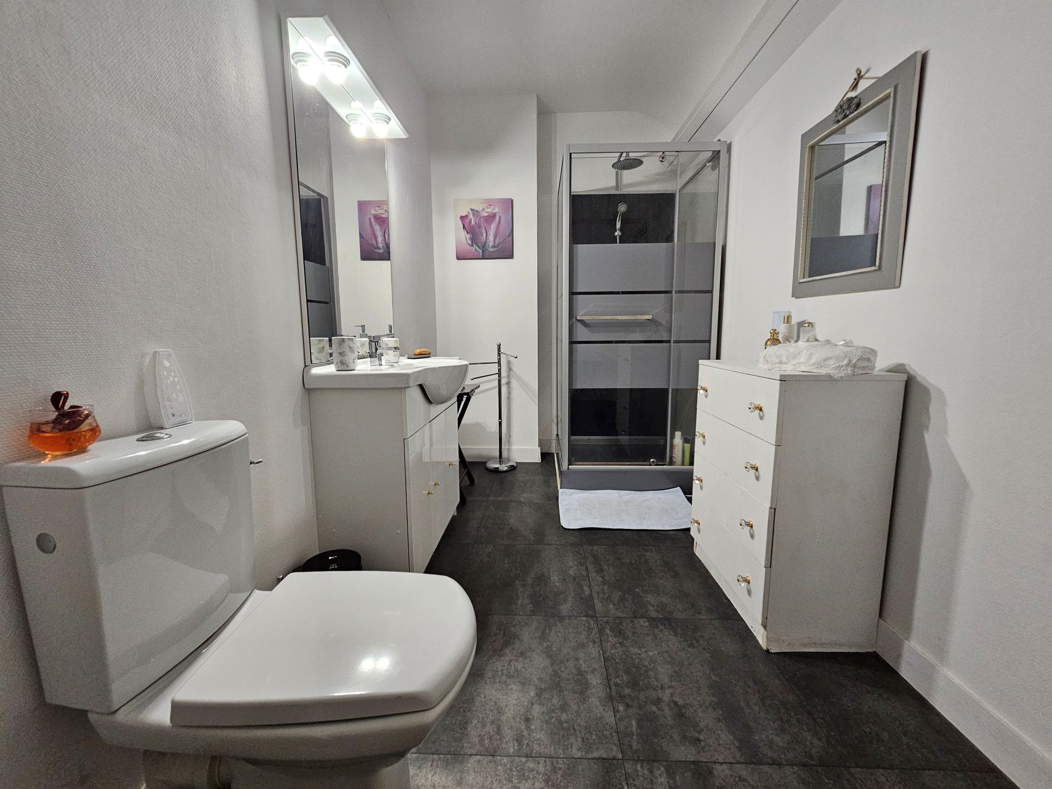 Salle d'eau avec WC et vasque sur meuble au 1er étage