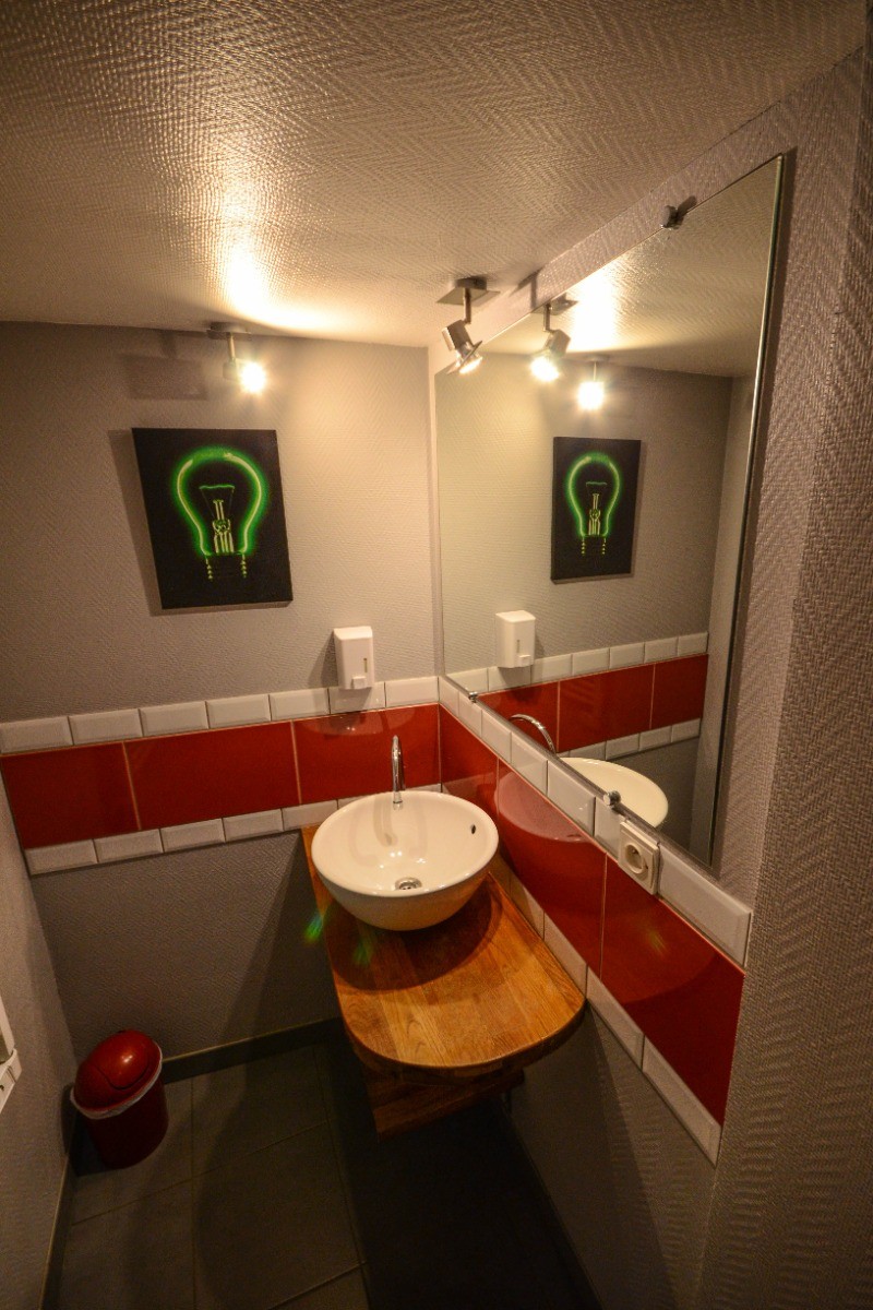 Le coin toilette avec une douche