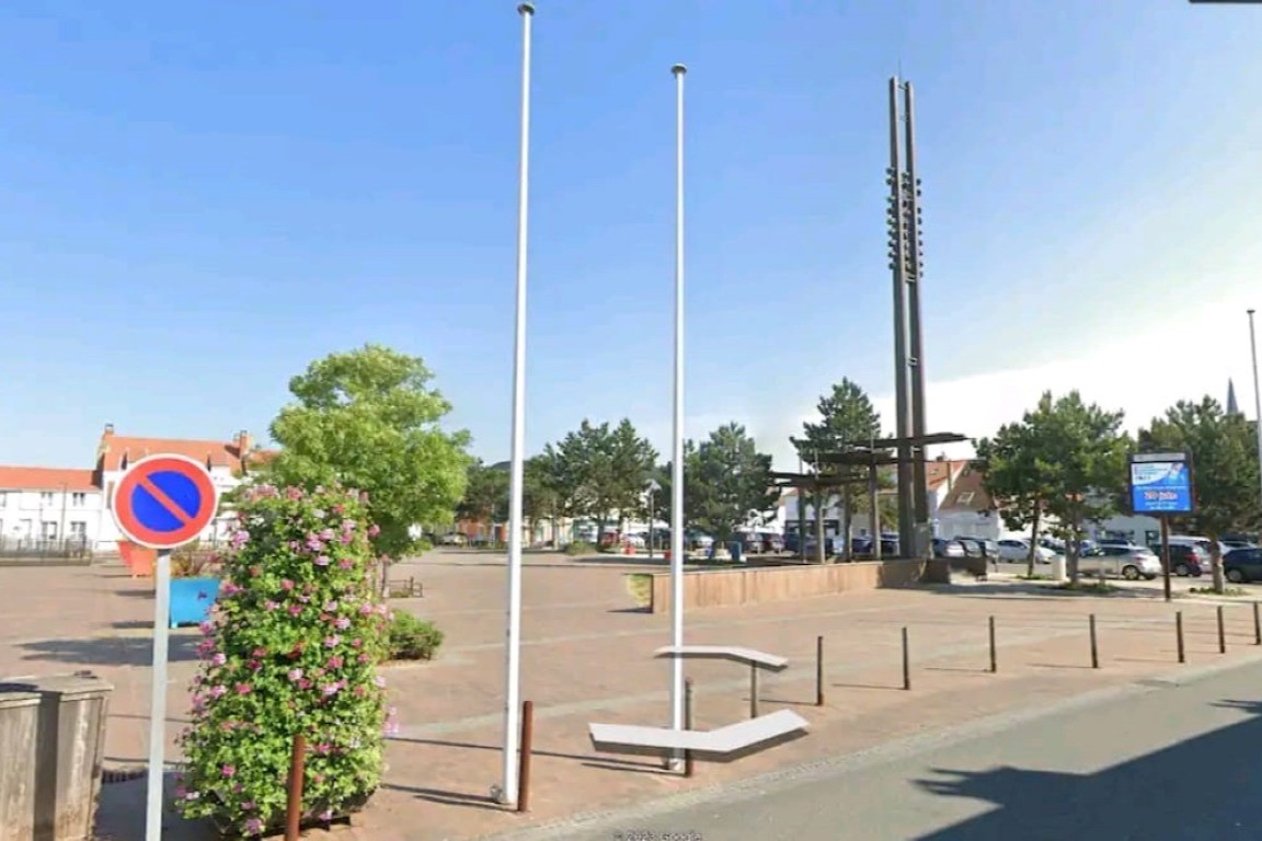 Place de Petit Fort Philippe à 500 mètres