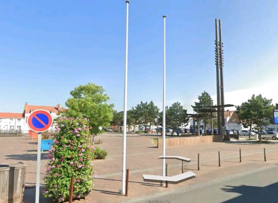 Place de Petit Fort Philippe à 500 mètres