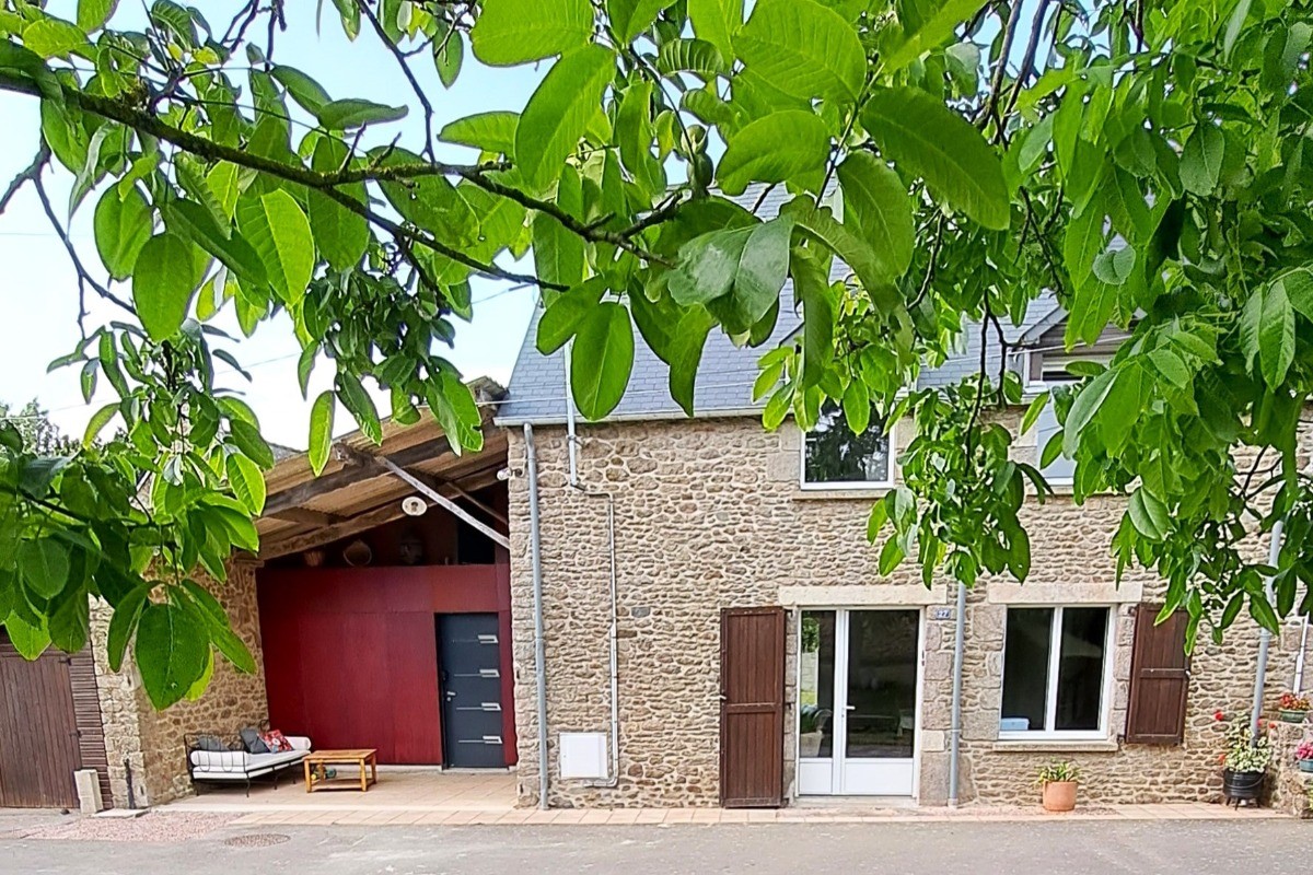 Façade la maison avec à sa gauche une agréable seconde terrasse couverte.