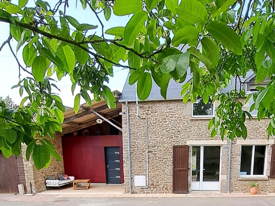 Façade la maison avec à sa gauche une agréable seconde terrasse couverte.