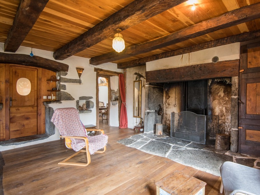 Salon cheminée GITE LE CUN FRAYSSHINES LOT 46 CLEVACANCES