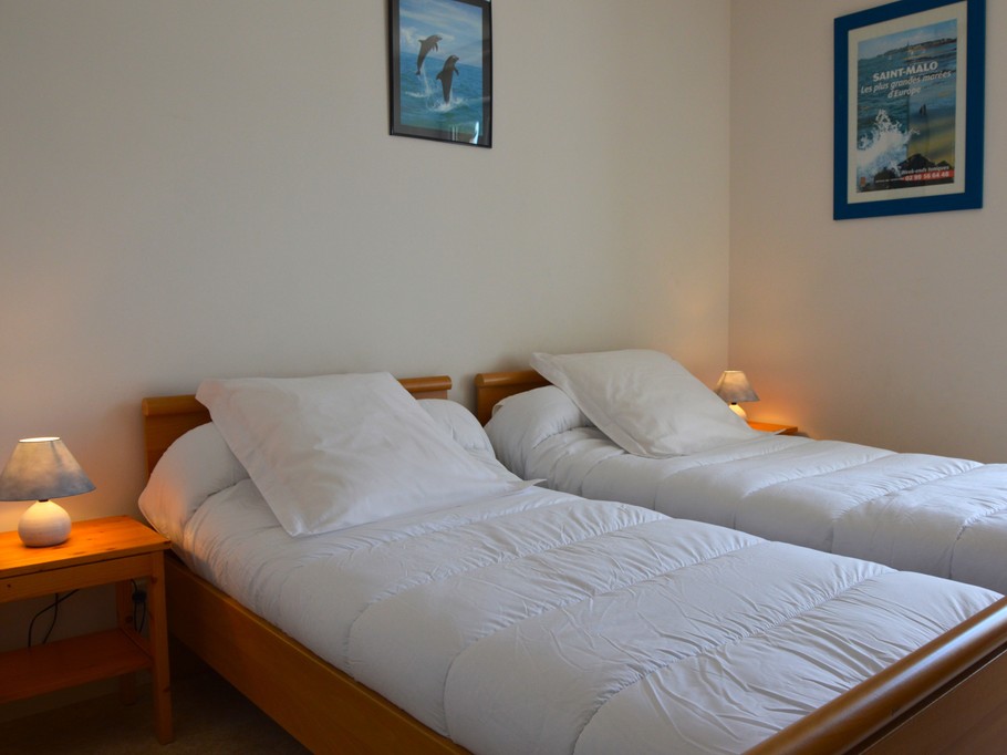 Chambre 1 de plain pied au RDC pour 2 personnes (2 lits 90 x 190 cm ou 1 lit 180 x 190 cm). Salle d'eau avec douche et WC indépendant à proximité immédiate.