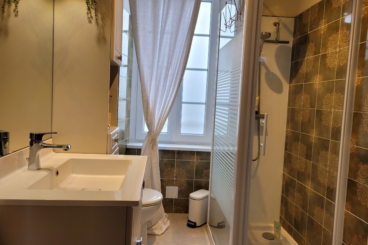Salle de bain - LE MILIN DU, DE 4 A 5 PERSONNES - AU COEUR VILLAGE DE GOUAREC ENTRE LE MORBIHAN ET LES CÔTES D'ARMOR - BRETAGNE -