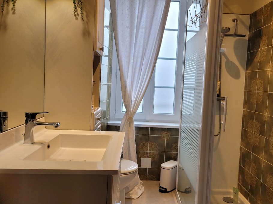 Salle de bain - LE MILIN DU, DE 4 A 5 PERSONNES - AU COEUR VILLAGE DE GOUAREC ENTRE LE MORBIHAN ET LES CÔTES D'ARMOR - BRETAGNE -