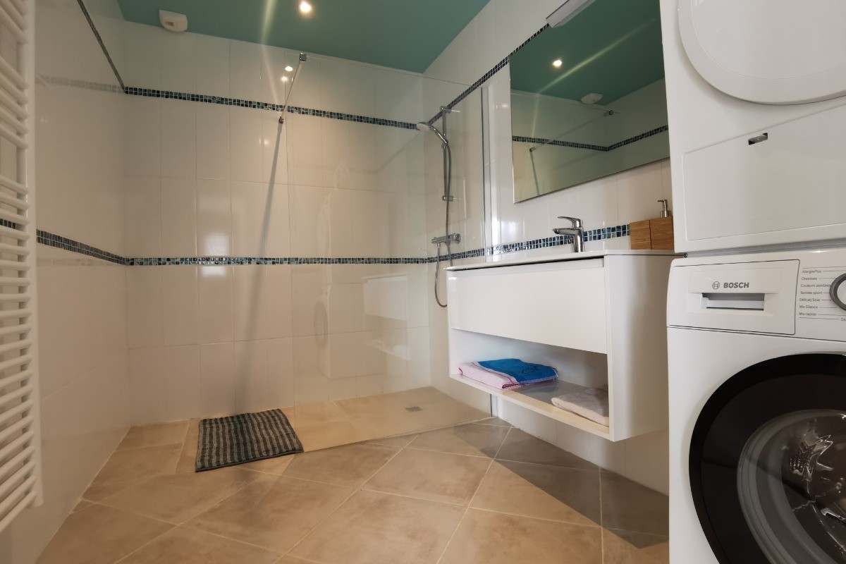 salle d'eau avec lave-linge et sèche-linge