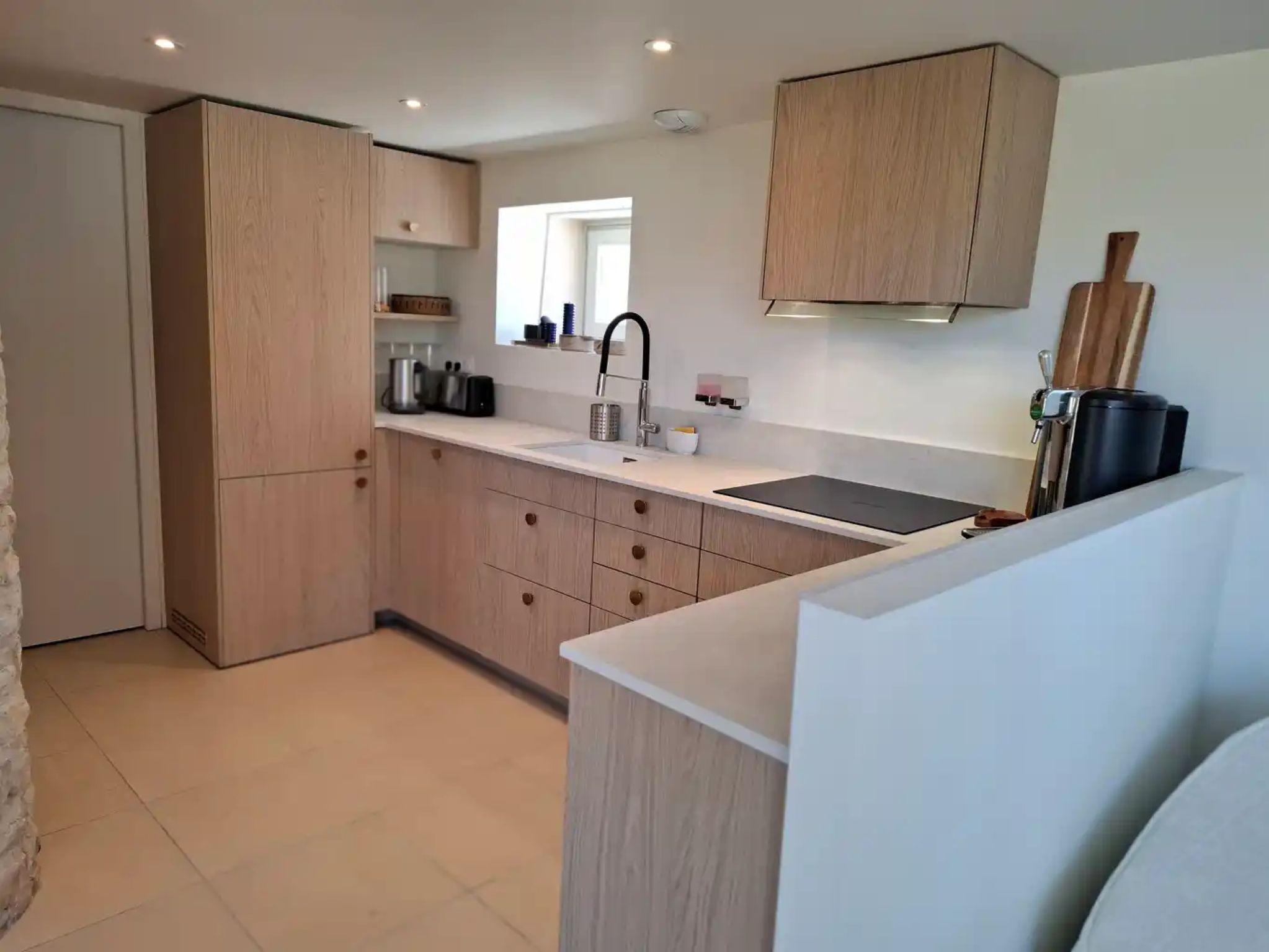 The fully fitted and equipped kitchen at the Gîte de l’Aigrette, with a private, secure swimming pool in Nieul-sur-Mer, near La Rochelle and the coast in Charente-Maritime, accommodating 12 people