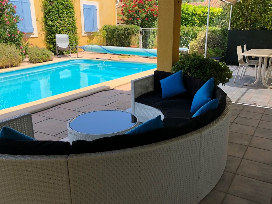 salon détente face à la piiscine