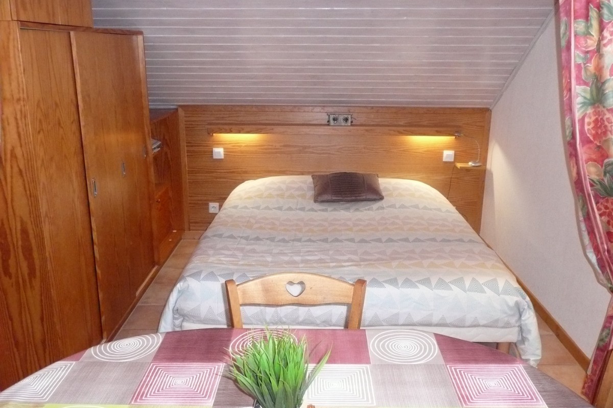 Espace couchage: 1 lit 2 personnes d’1,60m x 2,00m + table ovale et 4 chaises.