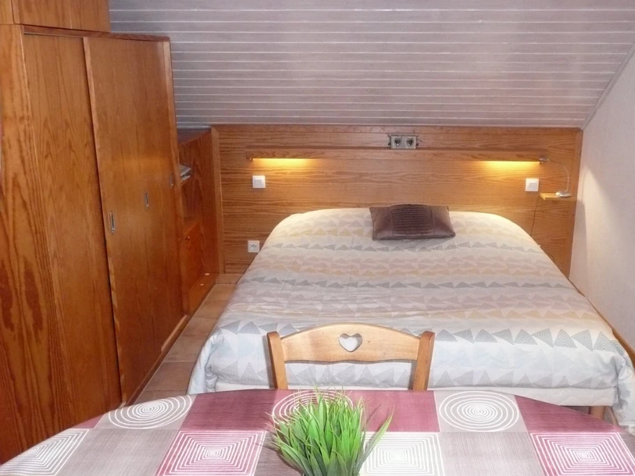 Espace couchage: 1 lit 2 personnes d’1,60m x 2,00m + table ovale et 4 chaises.