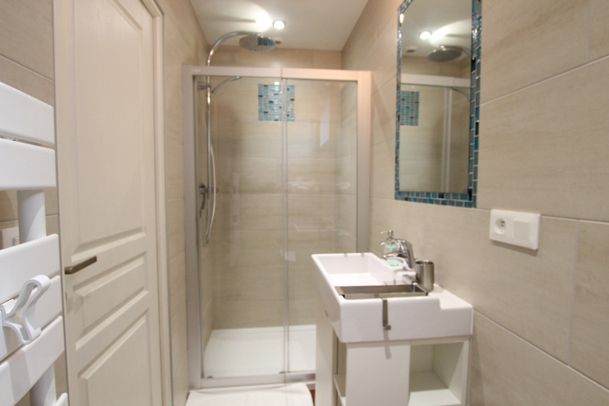 Salle d'eau du rez-de-chaussée avec WC