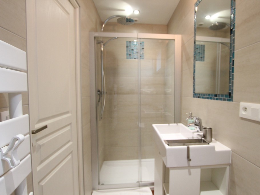Salle d'eau du rez-de-chaussée avec WC