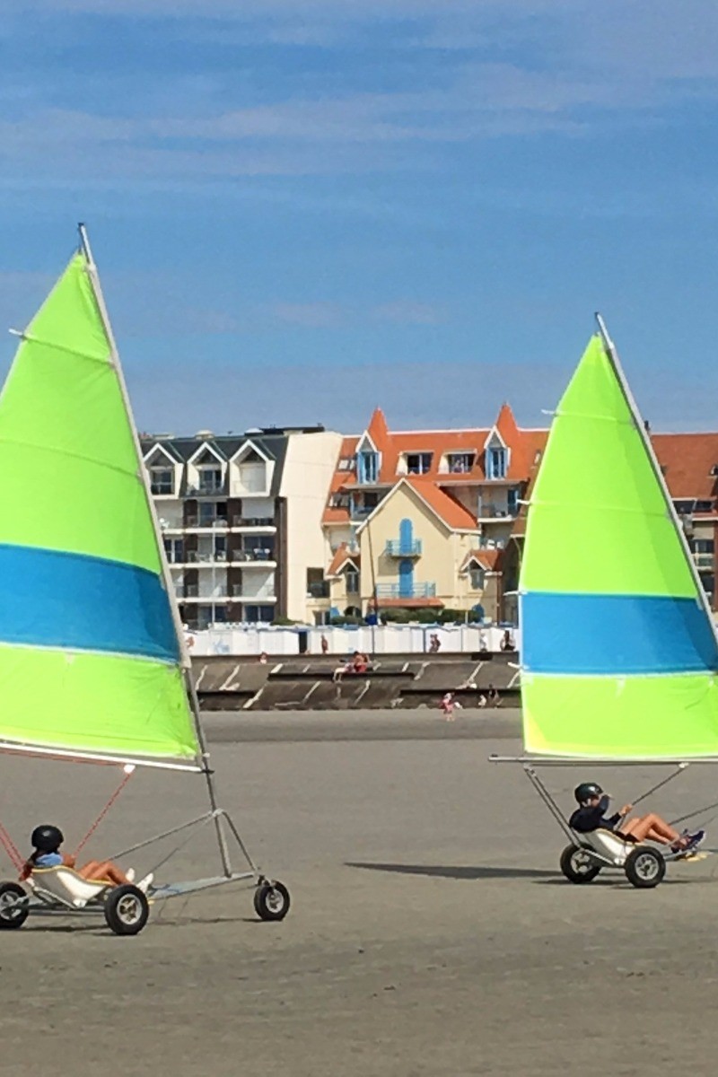 SAND YACHT SCHOOL IN FRONT OF THE RESIDENCE