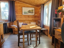Living room dining room kitchen with office, Clévacances rental, Chalet Mimosas, Gite de Kerhars