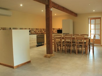 La salle de séjour pouvant accueillir jusqu'à 8 convives