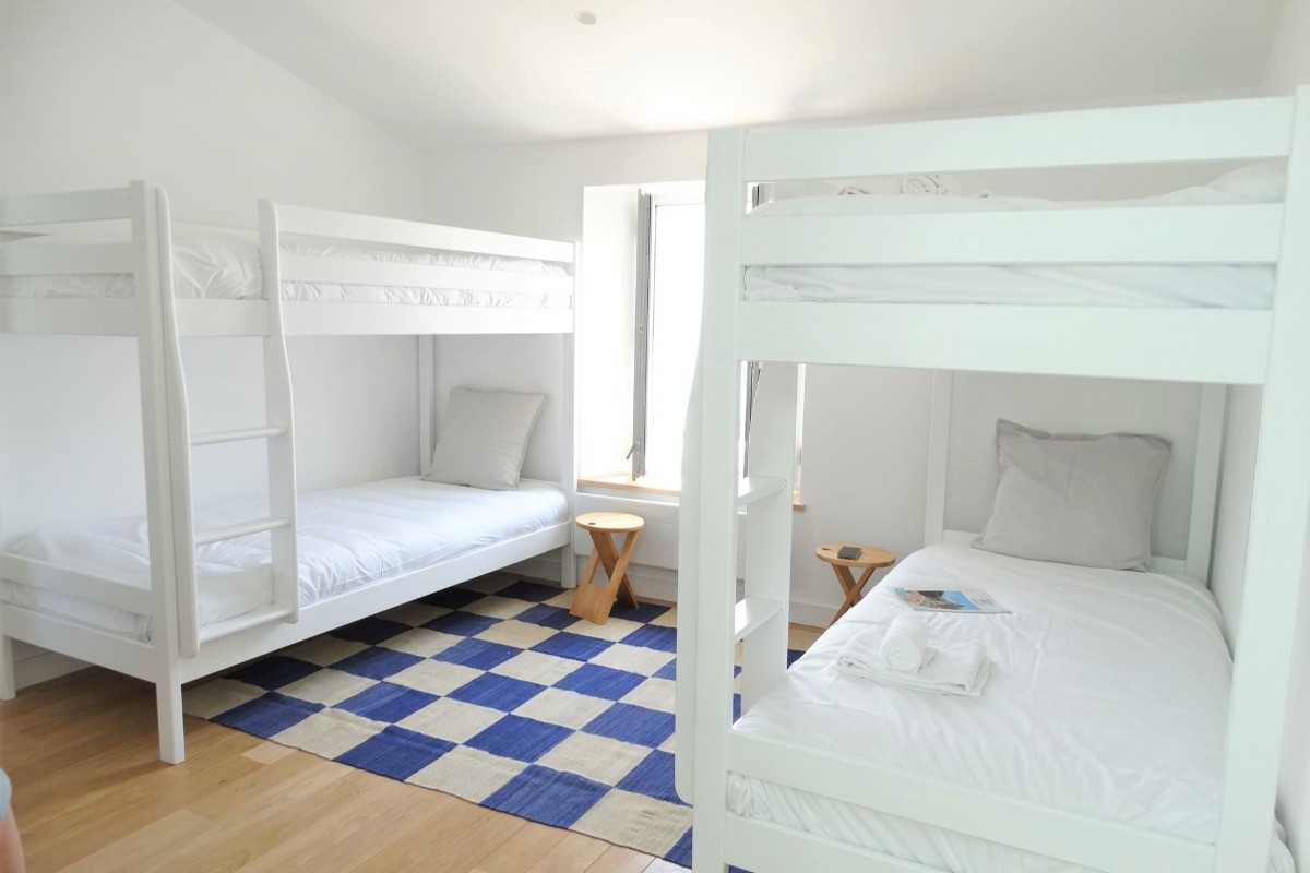 Coin nuit à l'étage avec 4 lits superposés